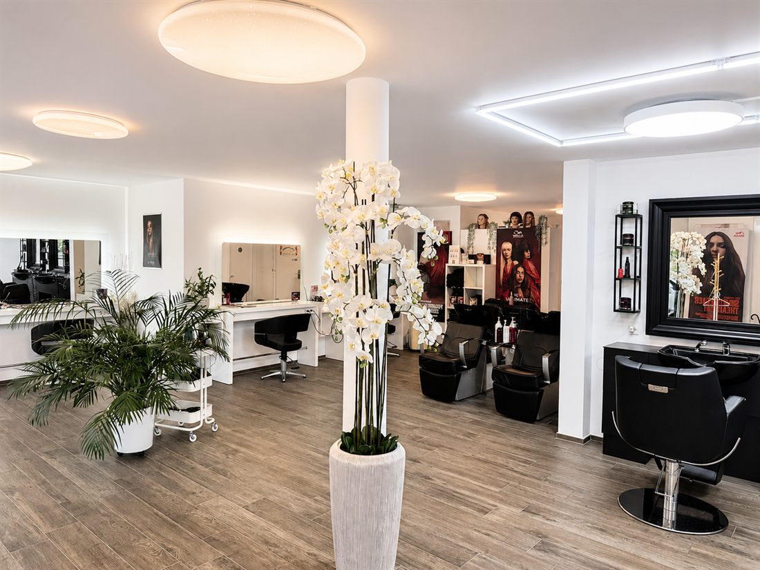 Heller, moderner Coiffeur-Salon mit Orchidee und Spiegelplätzen
